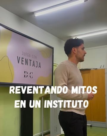 Dani dando una charla en un instituto